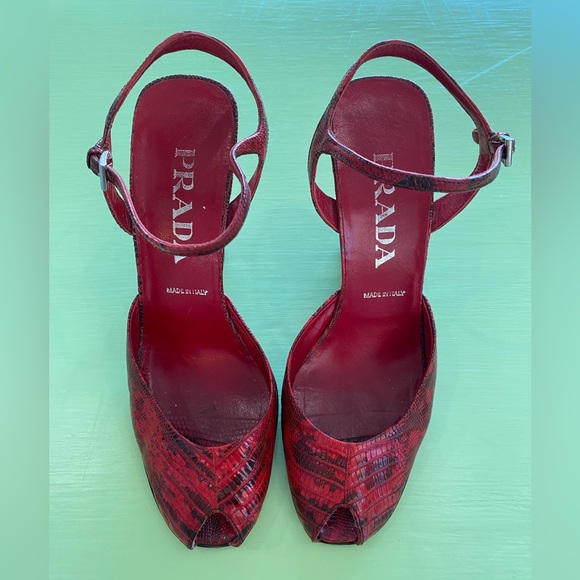 PRADA SZ 39 PEEP TOE SLINGBACK PUMPS RED SNAKESKIN PRINT 4” HEEL - Picture 1 of 6